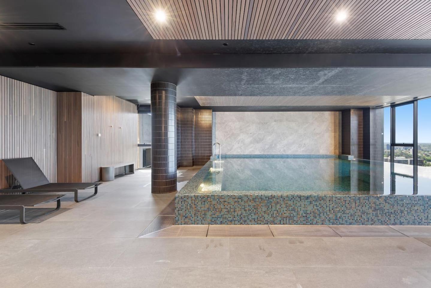 Chic Urban Escape Pool, Gym And City Charm Melburne Exterior foto