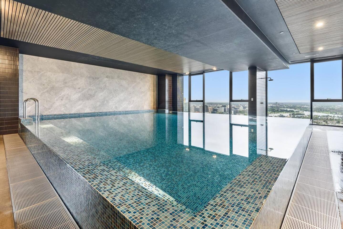 Chic Urban Escape Pool, Gym And City Charm Melburne Exterior foto